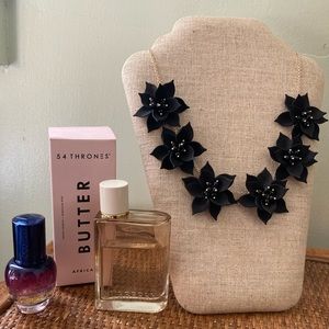 New black flower necklace with gold detail